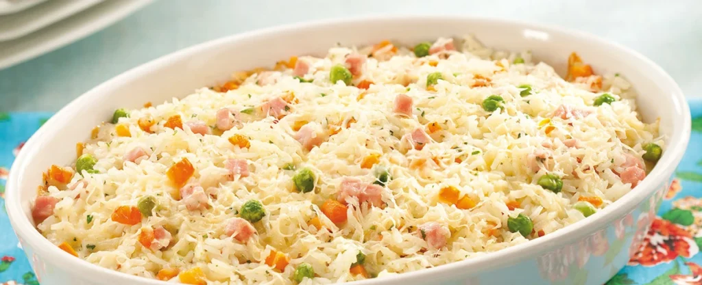 Arroz de Forma Elegante com Frango e Ervilhas Um Sabor Reconfortante que Impressiona