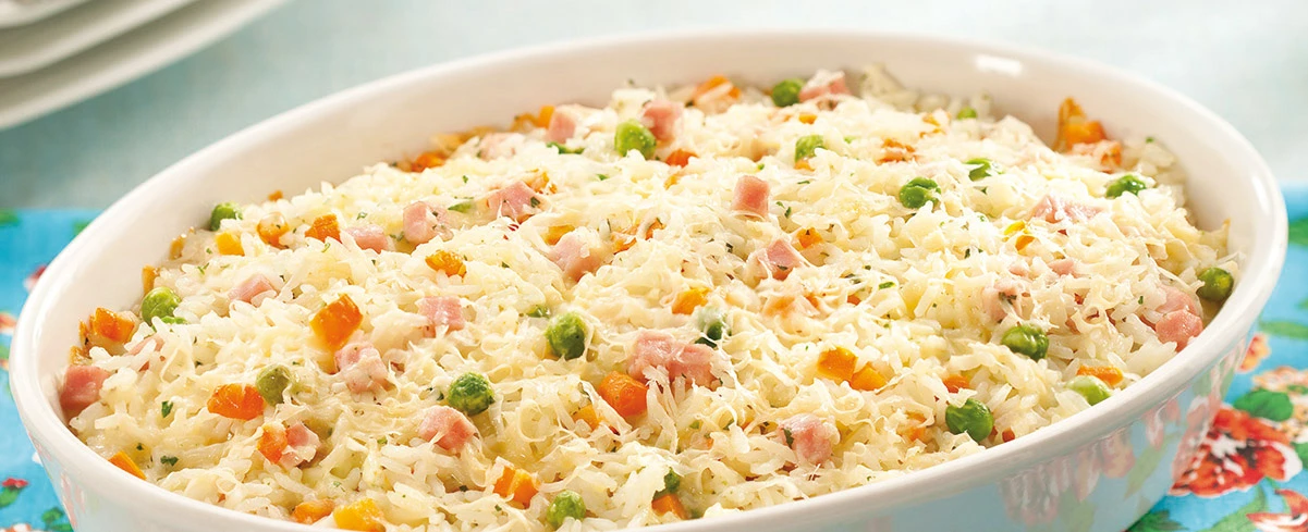 Arroz de Forma Elegante com Frango e Ervilhas Um Sabor Reconfortante que Impressiona