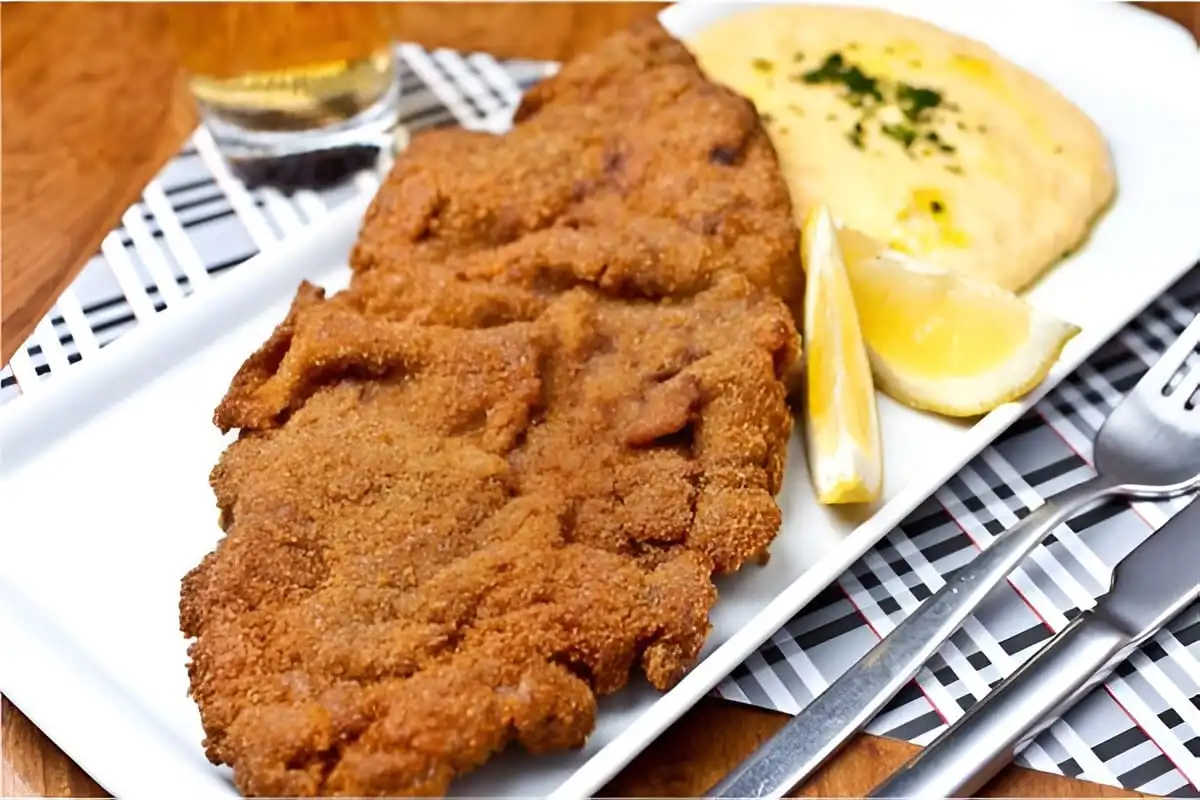 Bife à Milanesa Crocante com Ervas e Limão Um Sabor Suculento que Encanta