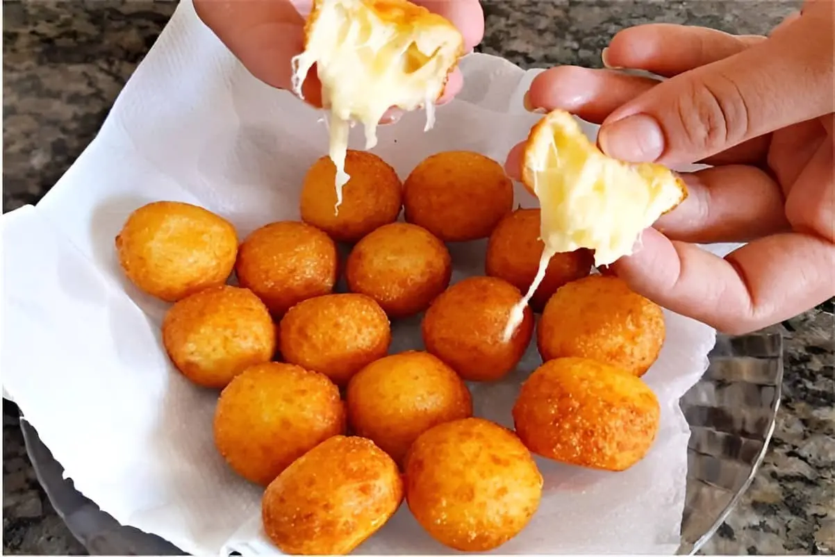 Bolinha de Queijo Crocante com Ervas e Pimenta Um Sabor Irresistível que Atraí