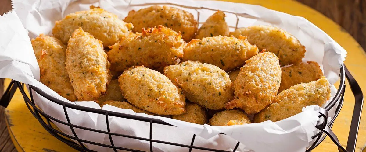 Bolinho de Arroz Crocante com Queijo e Ervas Um Petisco Versátil e Saboroso