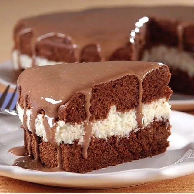Bolo Prestígio com Toque de Brigadeiro Branco Uma Sinfonia de Chocolate e Coco