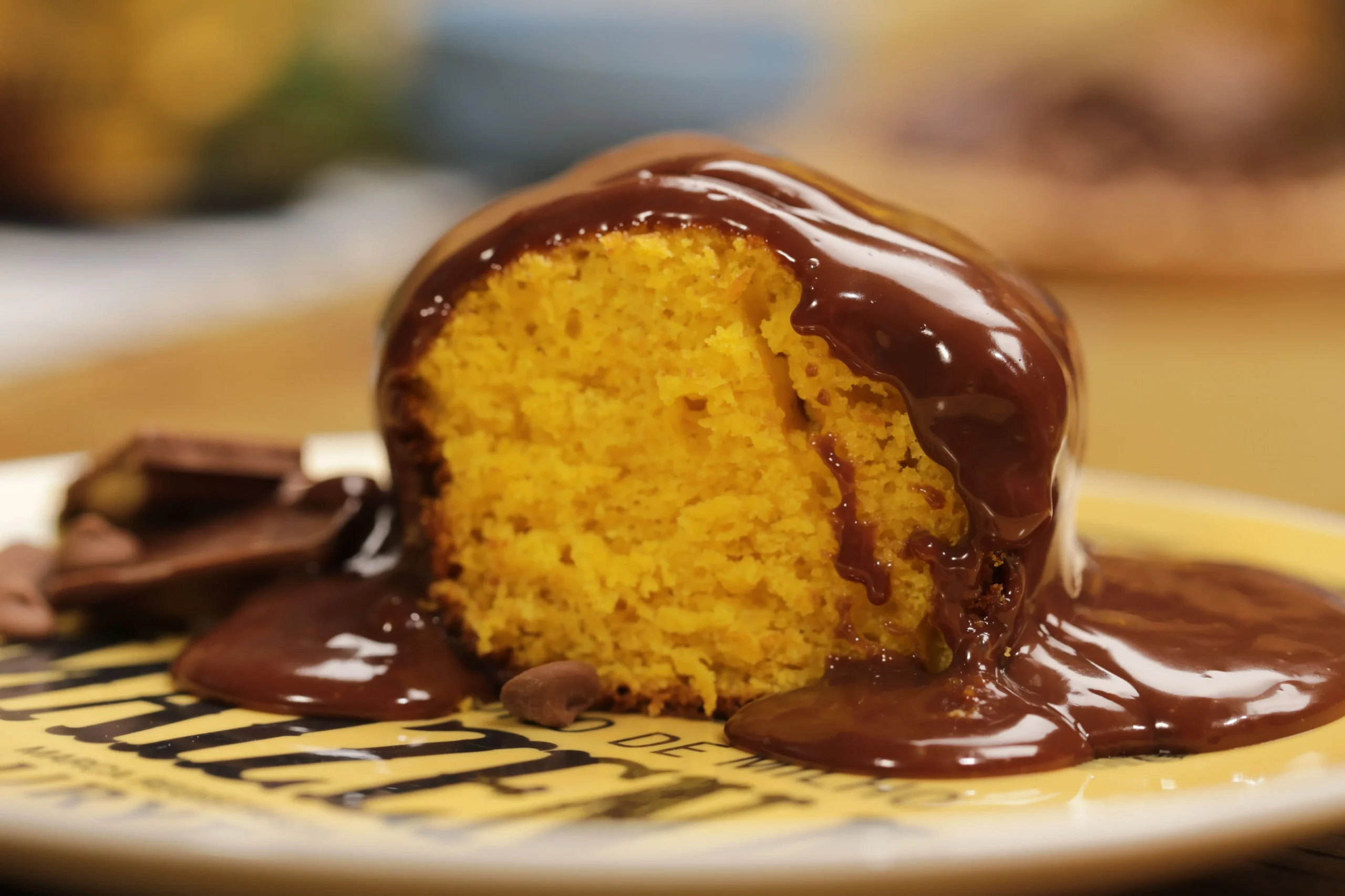 Bolo de Cenoura Úmido com Calda de Chocolate e Nozes Um Sabor Irresistível que Conquista