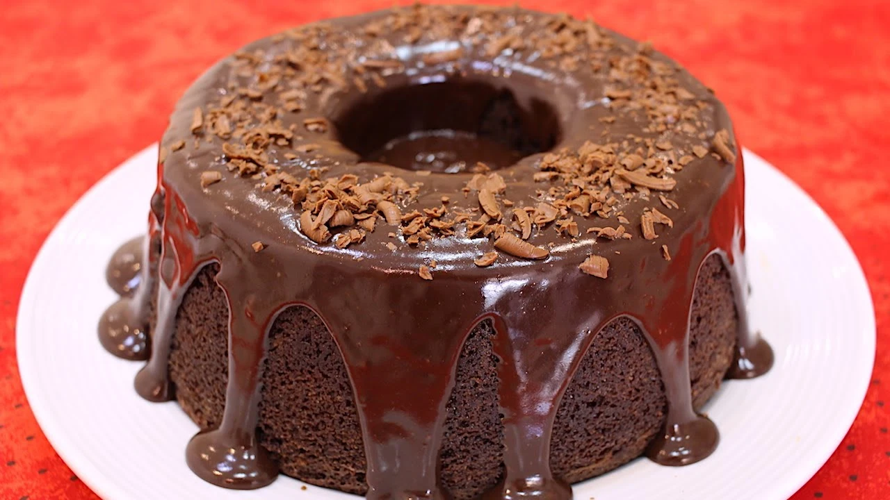 Bolo de Chocolate com Cobertura de Ganache e Frutas Vermelhas Uma Explosão de Sabor