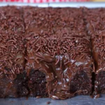 Bolo de Chocolate de Liquidificador com Café e Nozes