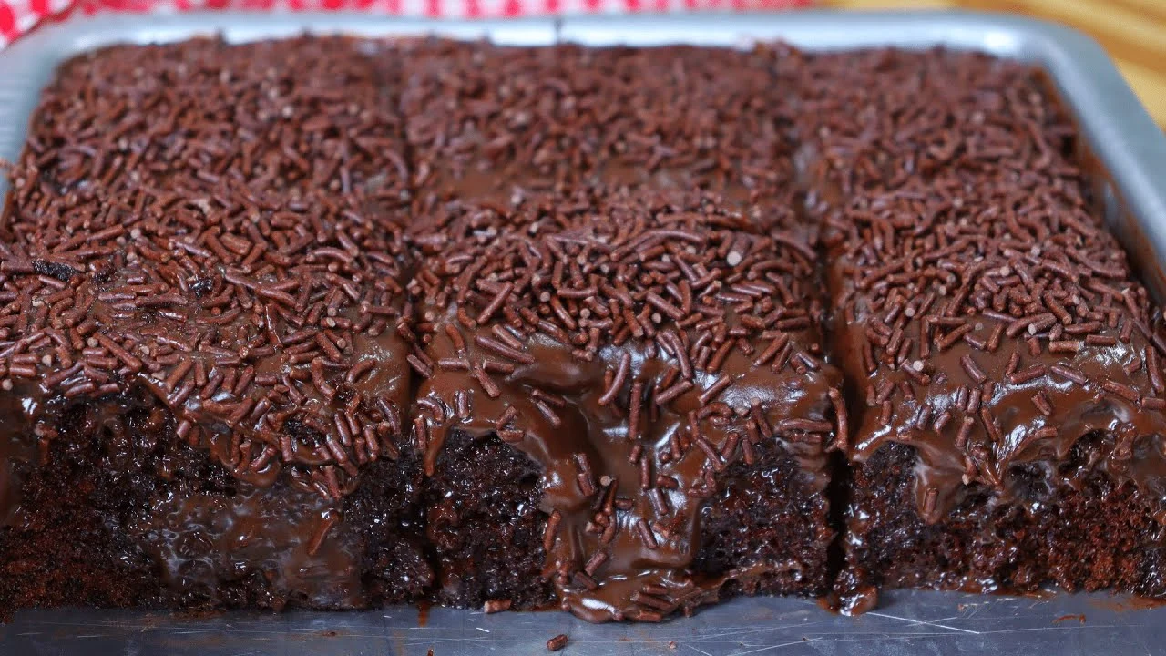 Bolo de Chocolate de Liquidificador com Café e Nozes Uma Indulgência Rápida e Intensa