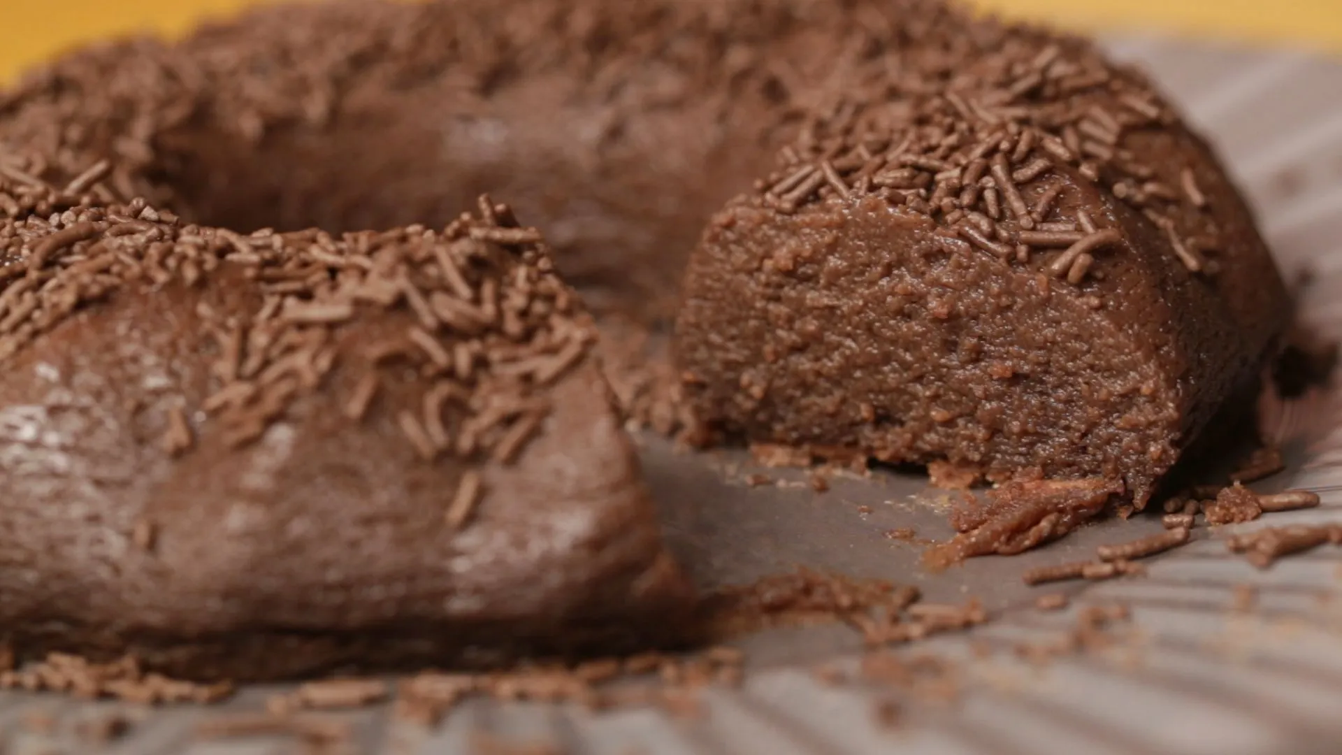 Brigadeirão de Micro-ondas Rápido com Chocolate e Castanha Uma Textura Cremosa que Surpreende