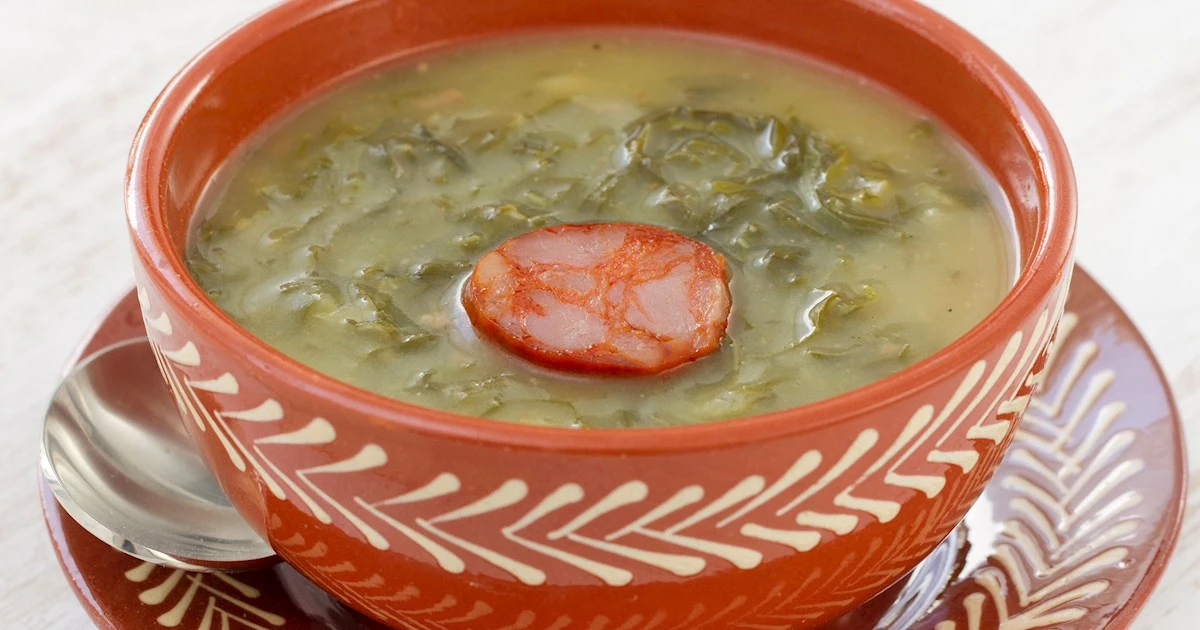 Caldo Verde Rústico com Linguiça e Batata-Doce Um Conforto Quente que Aquece o Coração