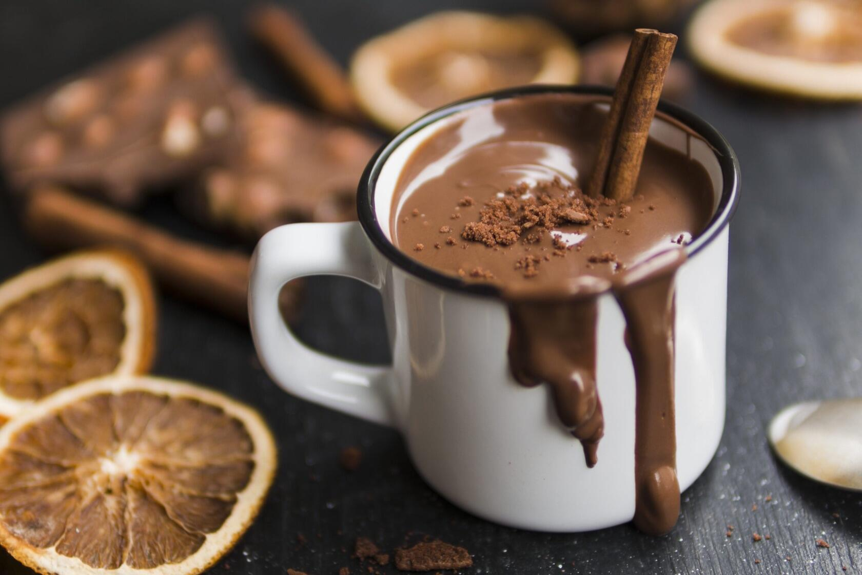 Chocolate Quente Cremoso com Canela e Marshmallow Um Abraço em Forma de Bebida