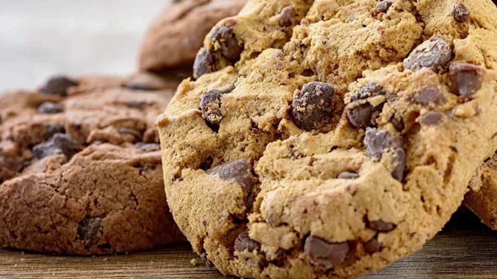 Cookie Americano Macio com Gotas de Chocolate e Pecãs Uma Textura Irresistível que Alega