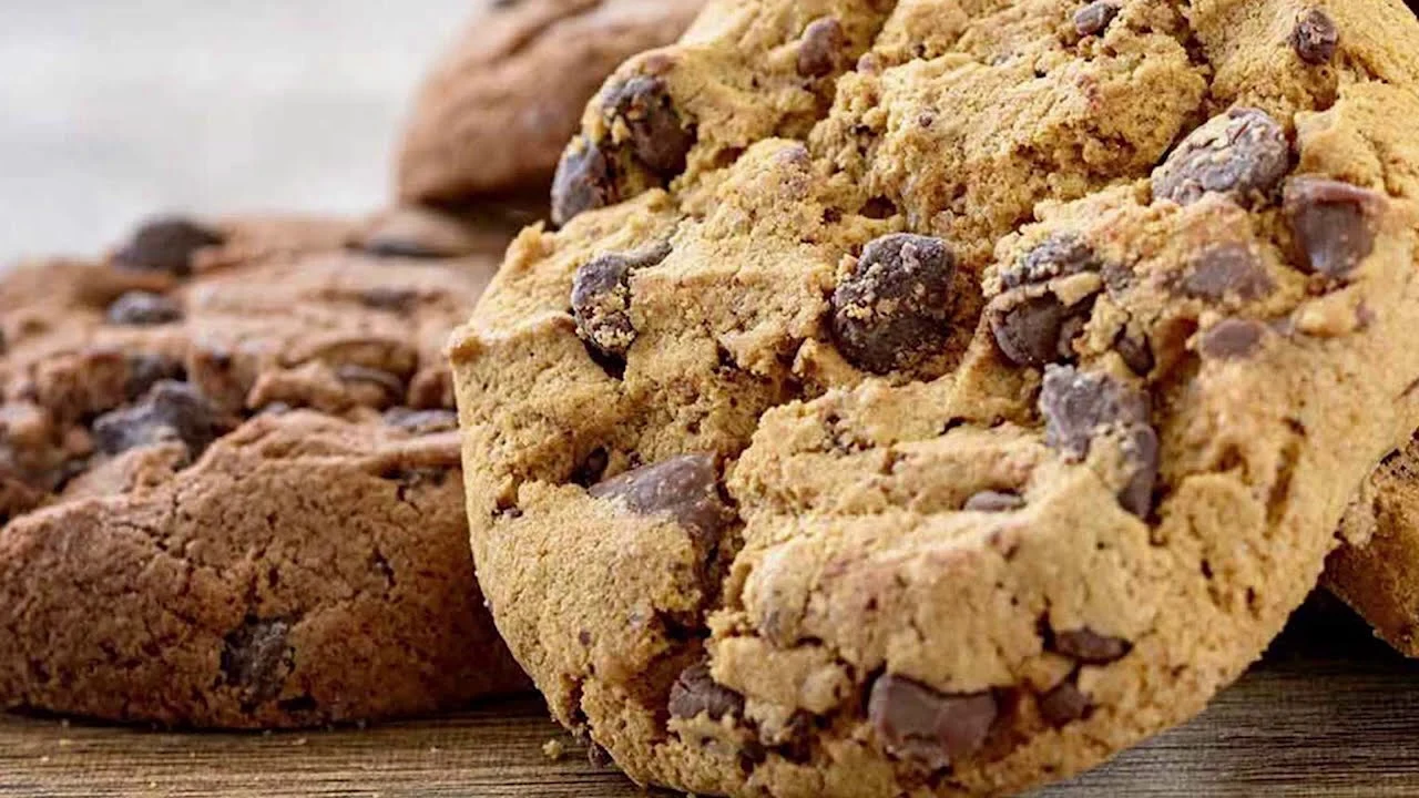 Cookie Americano Macio com Gotas de Chocolate e Pecãs Uma Textura Irresistível que Alega