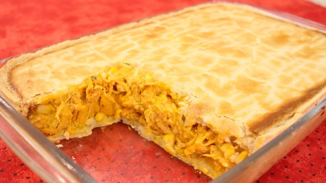 Empadão de Frango com Milho e Catupiry Uma Crocância que Encanta a Mesa