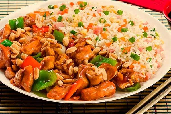 Frango Xadrez Crocante com Amendoim e Pimentão Um Equilíbrio de Sabores que Encanta