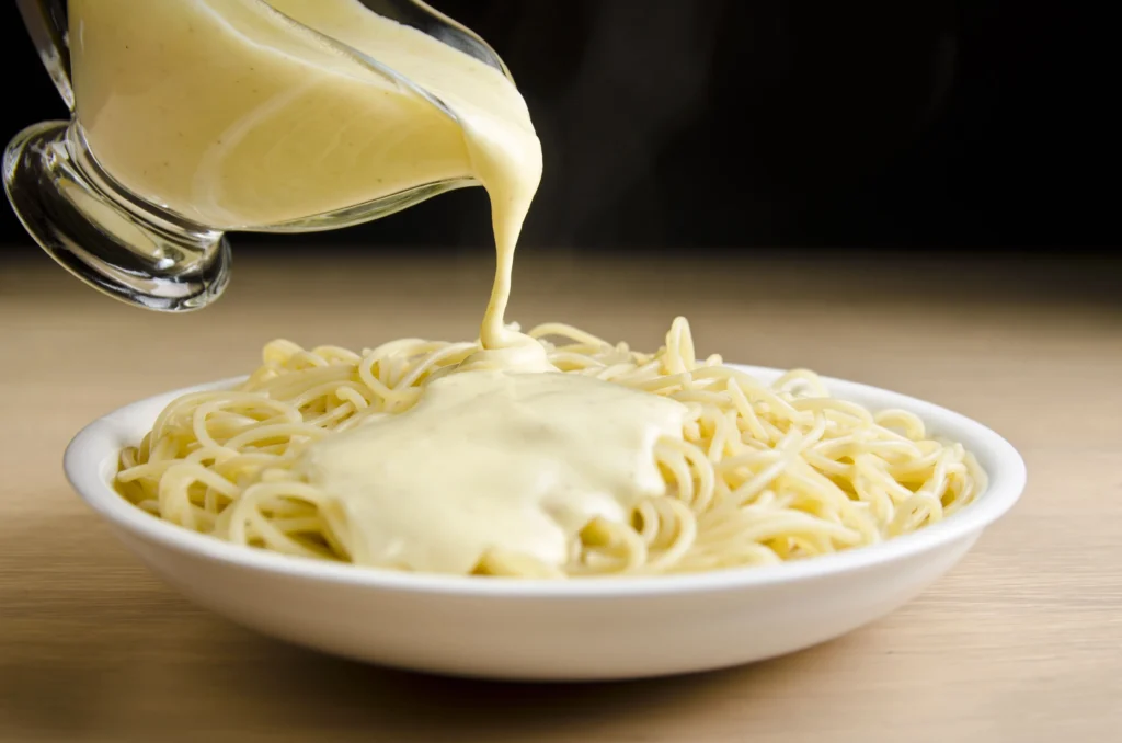 Molho Branco Aveludado com Manjericão e Alho Um Toque Caseiro para o Macarrão