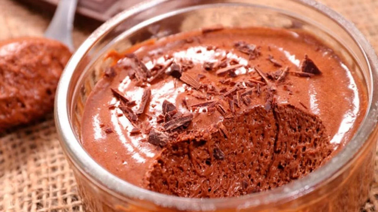 Mousse de Chocolate Leve com Café e Avelãs Um Sabor Intenso que Derrete na Boca