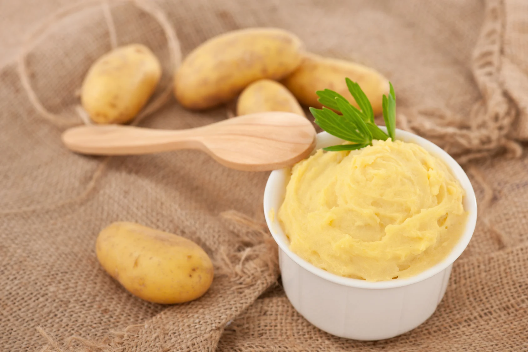 Purê de Batata Aveludado com Alho e Salsinha Uma Cremosidade Versátil que Conquista