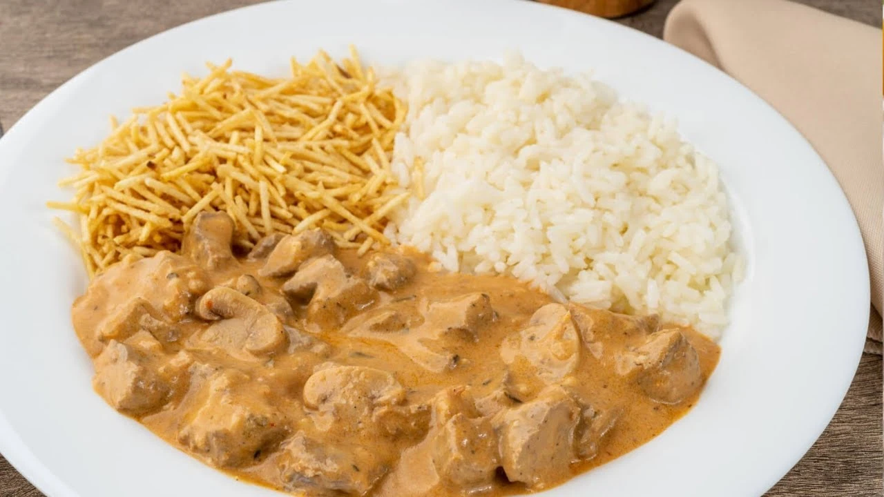 Strogonoff de Frango com Cogumelos e Mostarda Um Clima de Conforto à Mesa