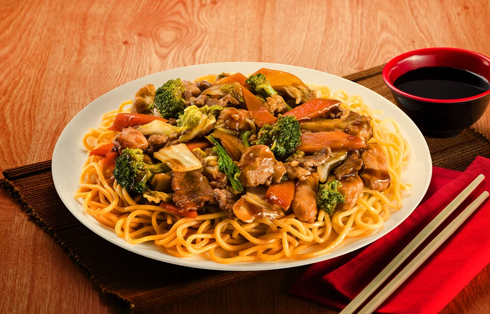 Yakissoba Caseiro Intenso com Frango e Brotos Um Sabor Versátil que Encanta